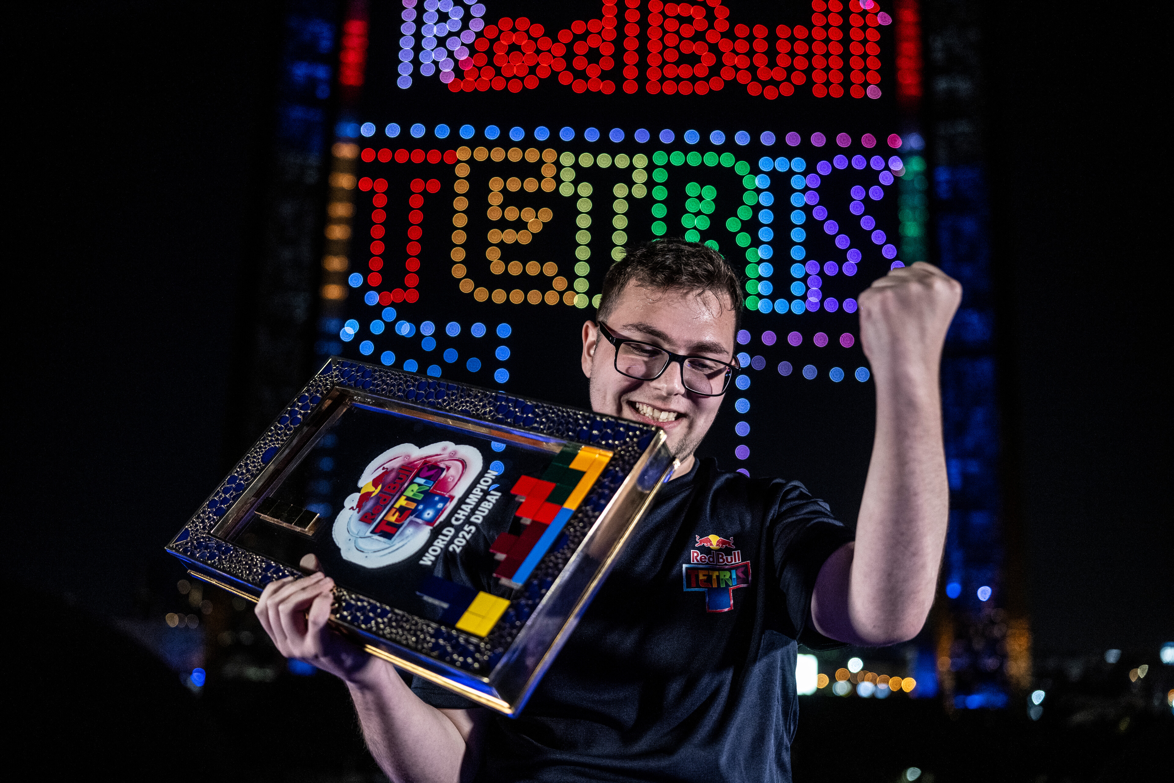 Dubai Frame&rsquo;de Red Bull Tetris D&uuml;nya Finali sırasında dev drone ekranı