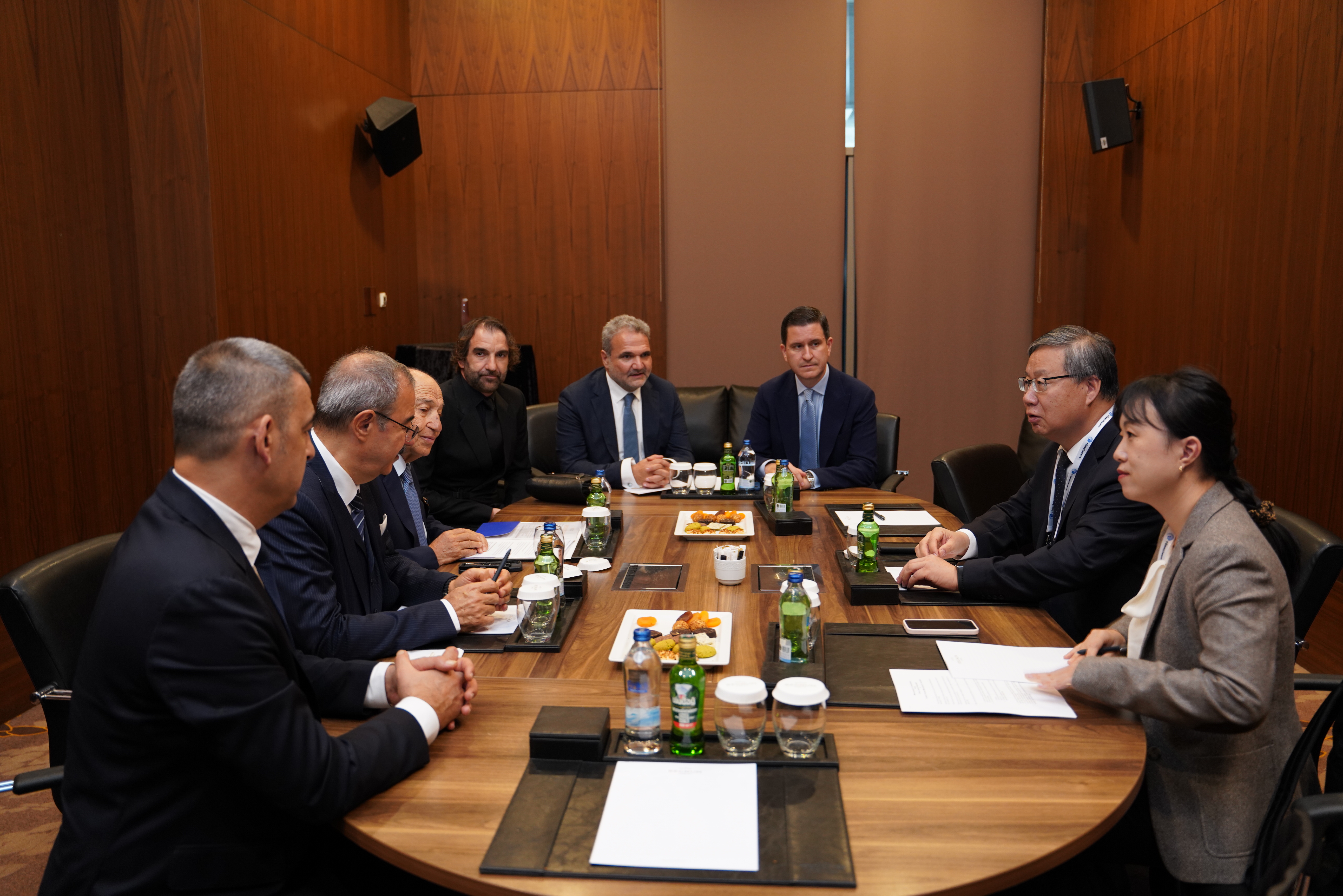 T&Uuml;RK&Ccedil;İMENTO ve &Ccedil;in &Ccedil;imento Birliği toplantısından kare