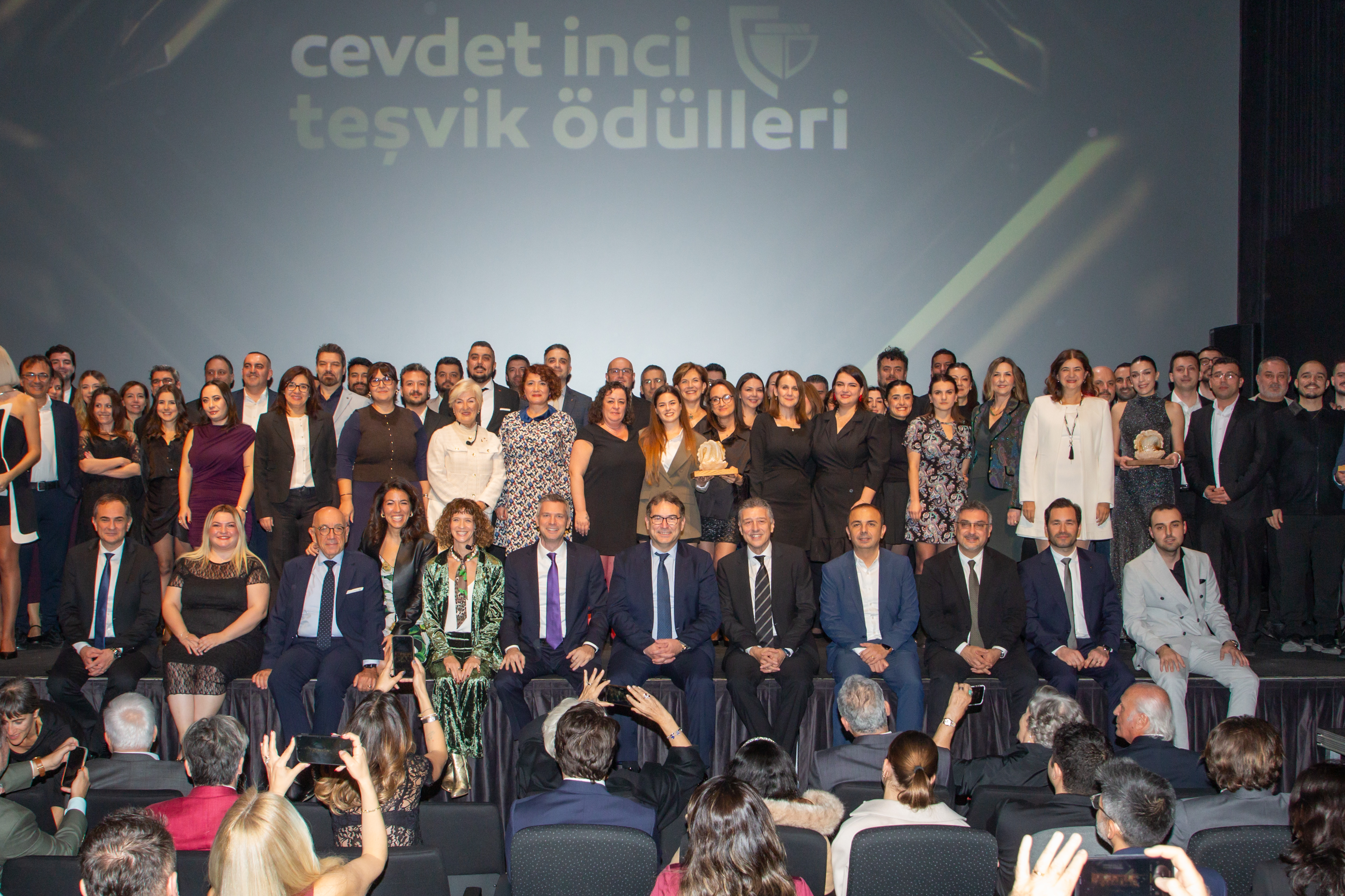 İnci Holding Cevdet İnci Onur Gecesi &ndash; &ouml;d&uuml;l takdimi