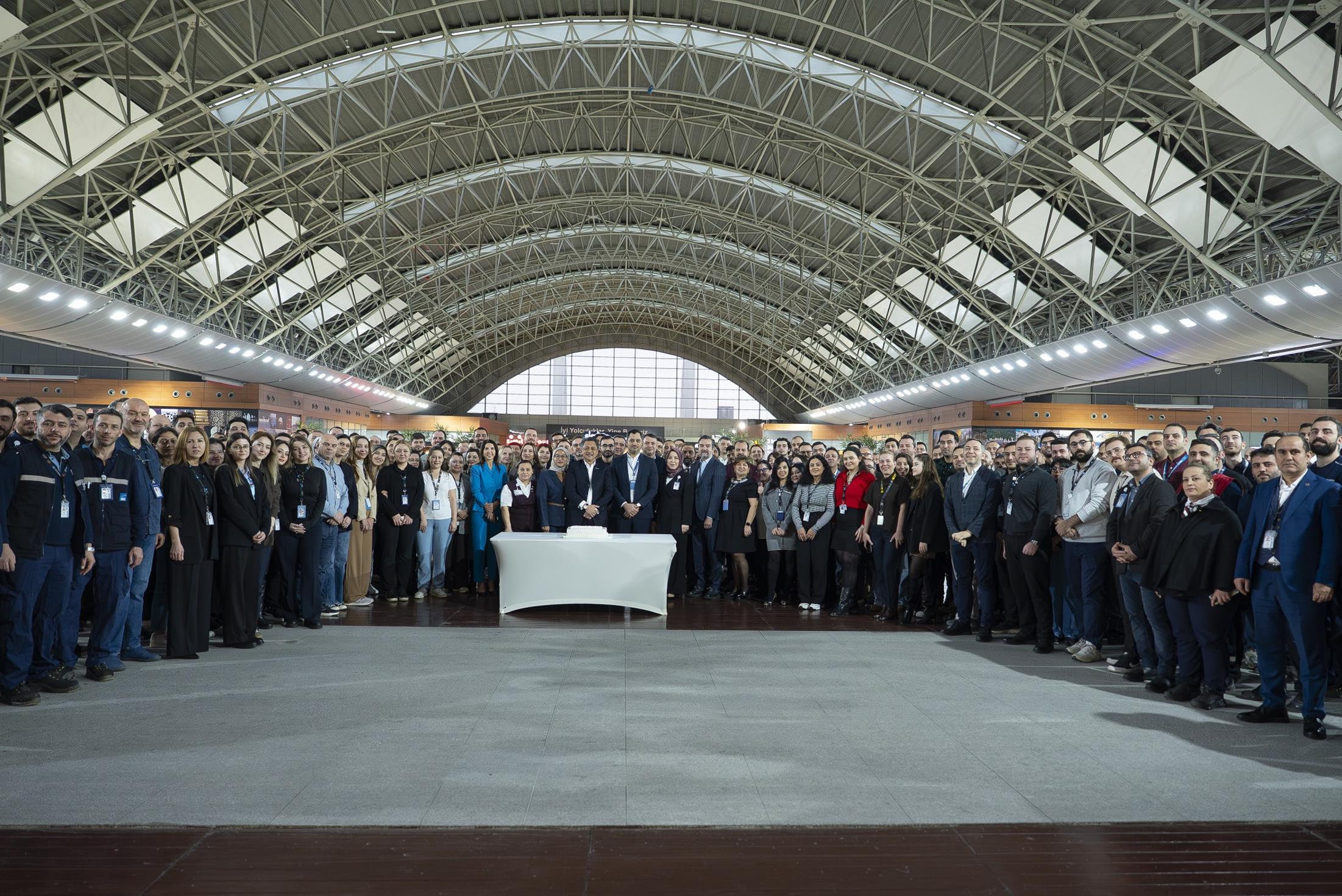 ISG 25. yıl kutlamasında pasta kesimi