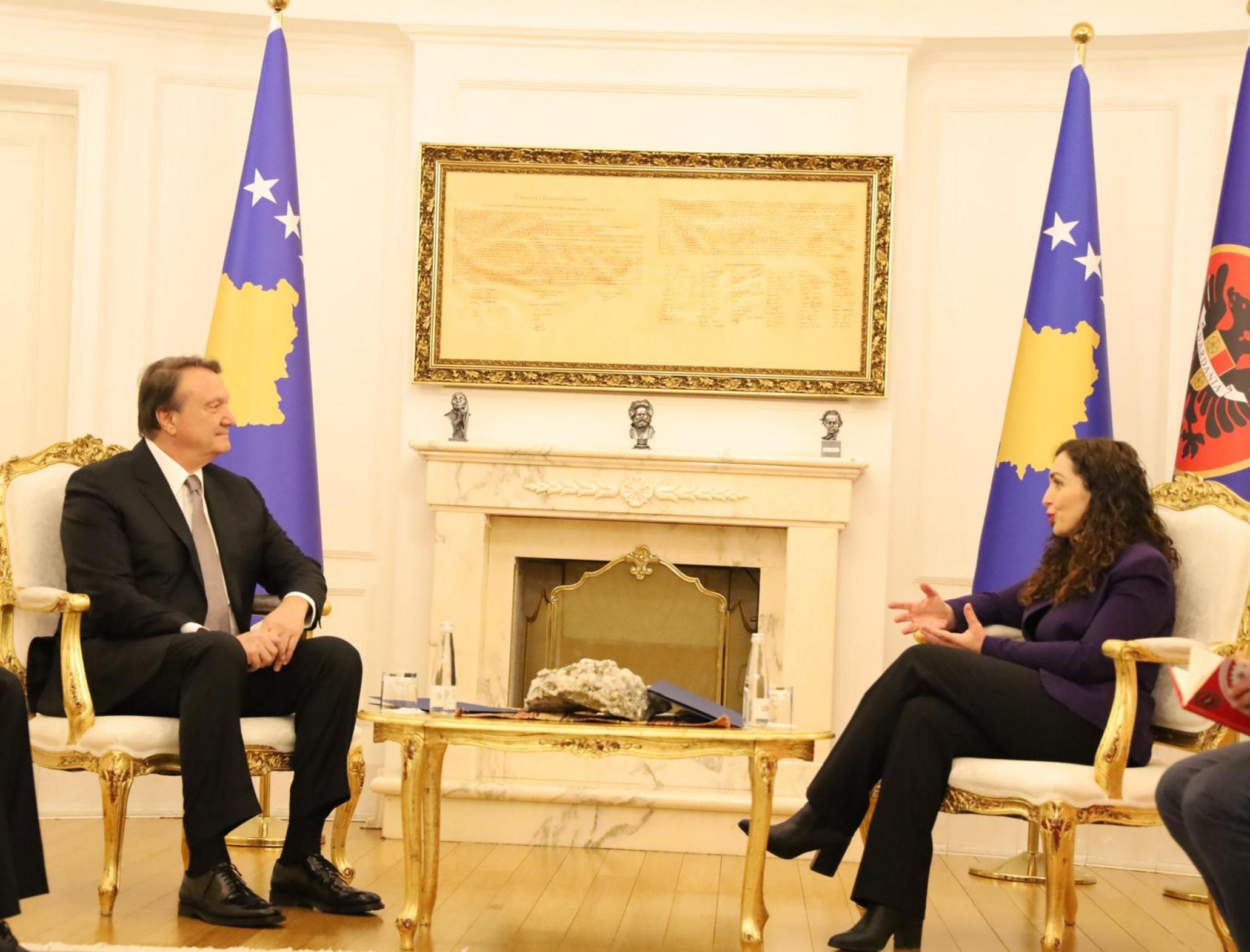 Hasan Arat ve Kosova Cumhurbaşkanı Vjosa Osmani