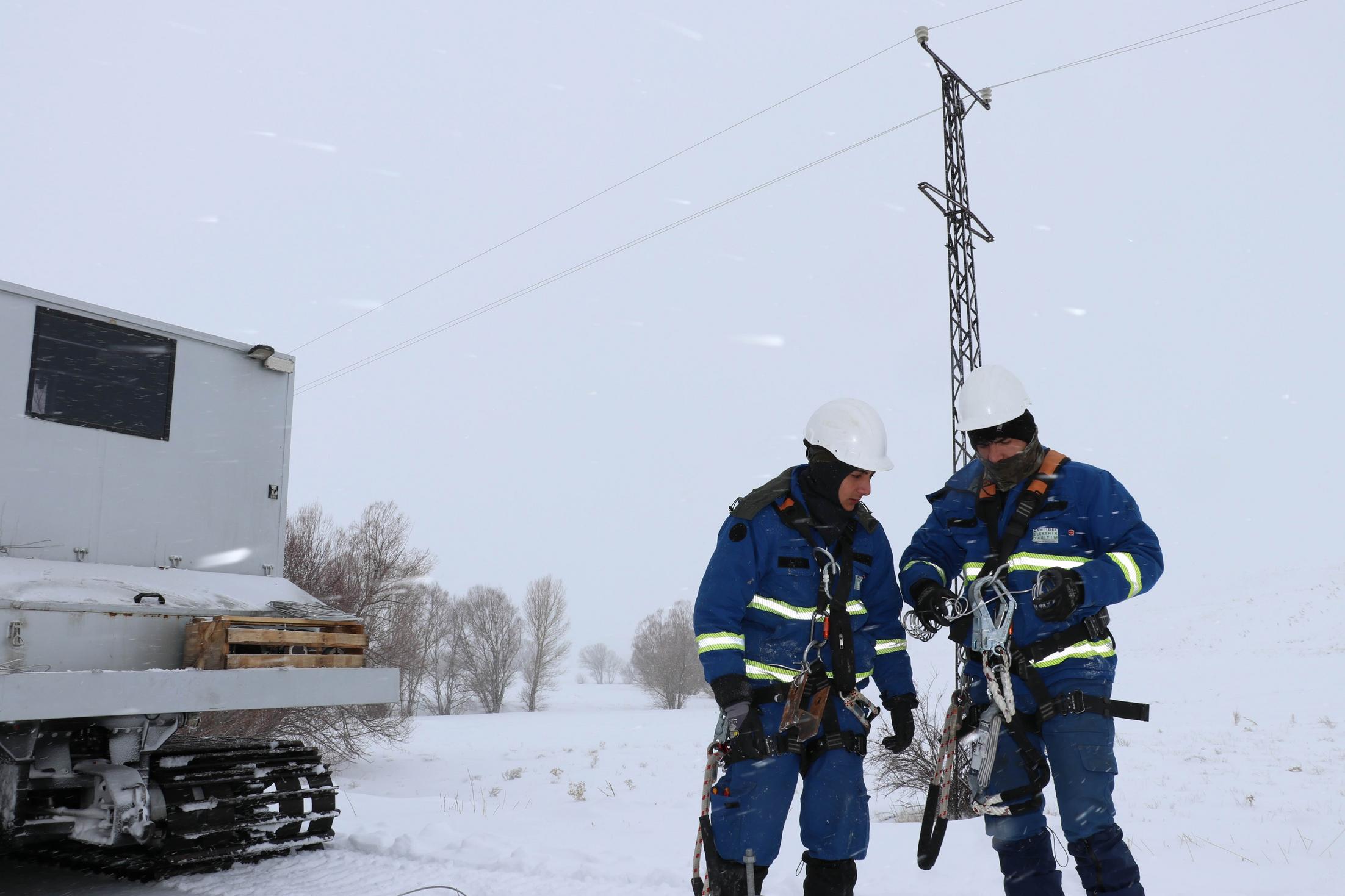 &Ccedil;EDAŞ paletli ara&ccedil; filosu karlı arazide