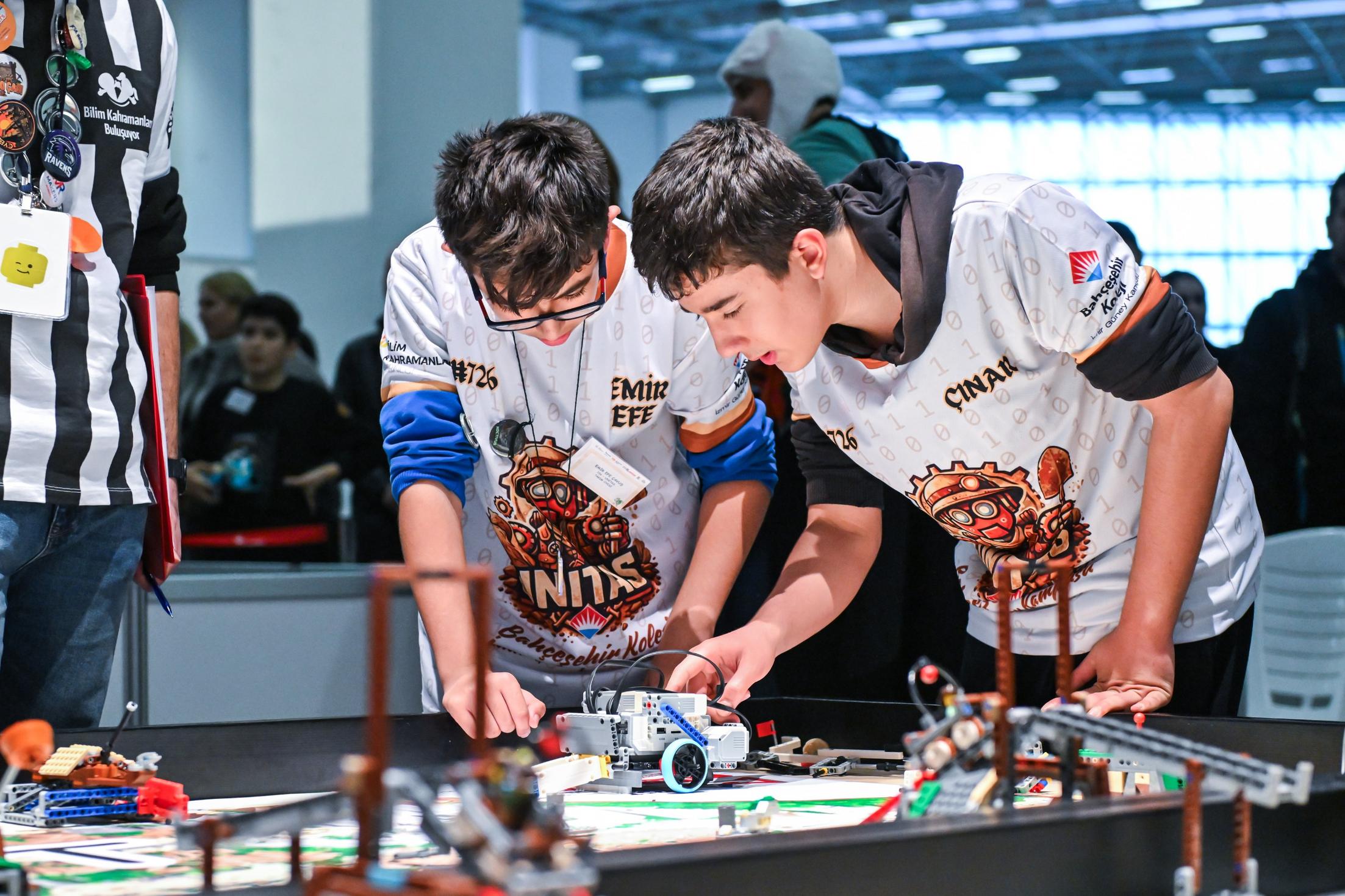 FLL 22. sezon İzmir yerel turnuvalarında öğrenciler sahada