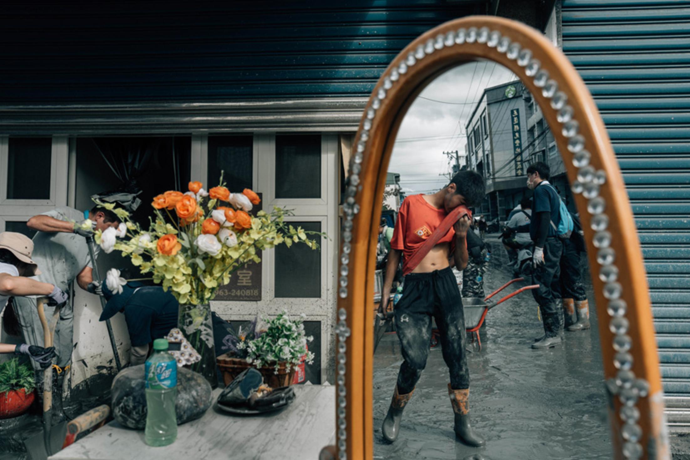 Teresa Halbreiter’in Stillgestanden (Dikkat!) serisi