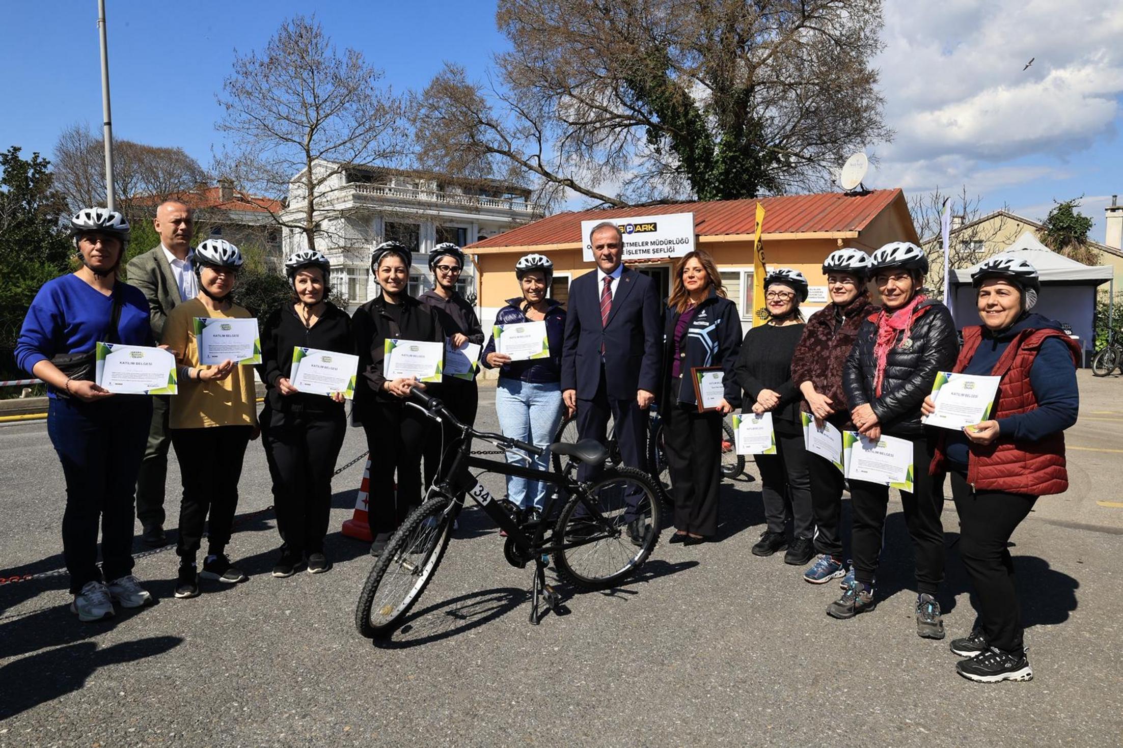 İSPARK Bisiklet Okulu mobil eğitim alanı ve katılımcılar