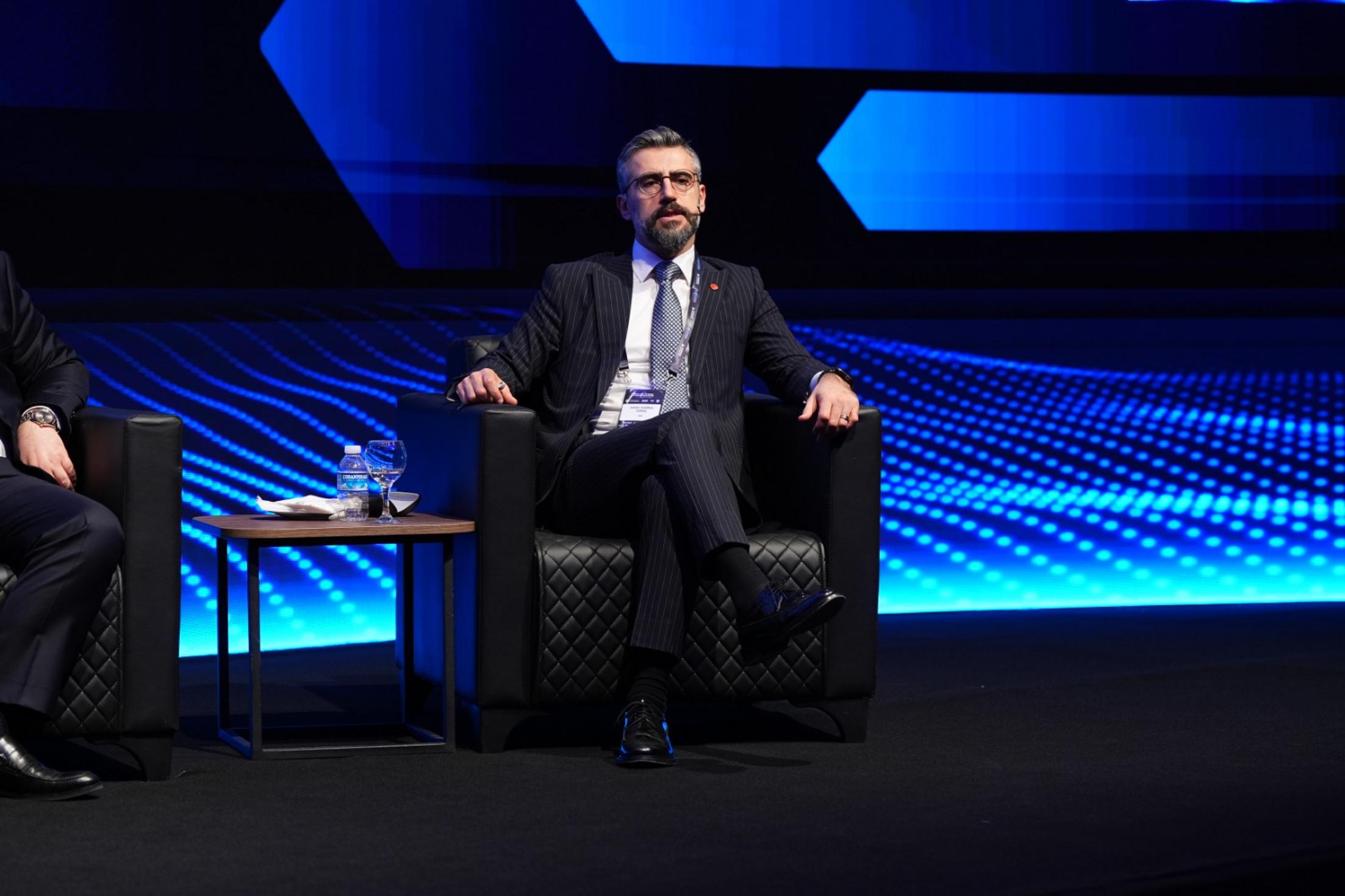 Ticaret Bakan Yardımcısı Volkan Ağar zirvede konuşurken