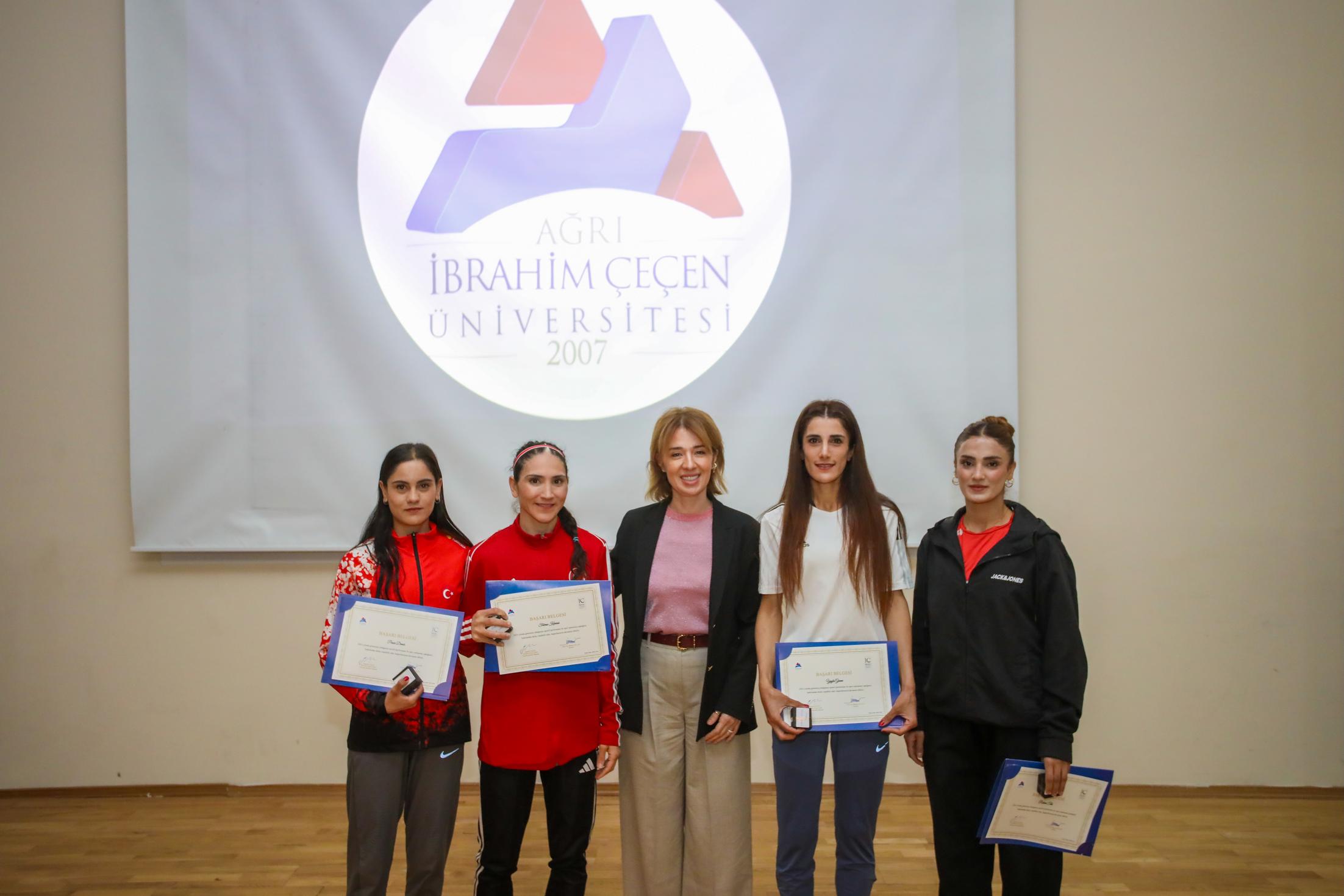 AİÇÜ Bilimsel Teşvik ve Spor Ödülleri Töreni – ödül takdimi