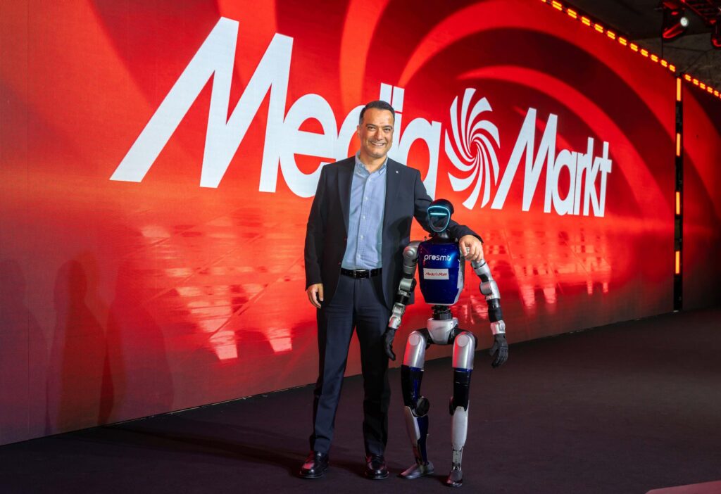 MediaMarkt Buluşmasına Dans Eden İnsansı Robot Damga Vurdu