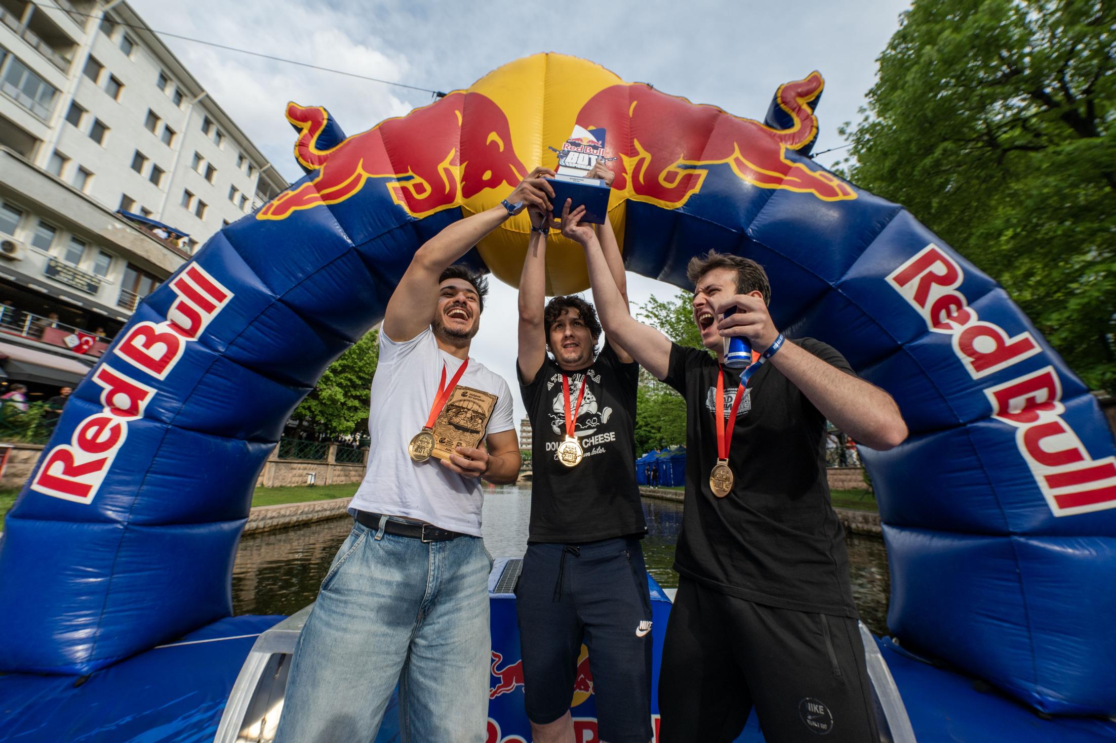 Red Bull Bot Kapışması’nda Royell takımının galibiyet sevinci