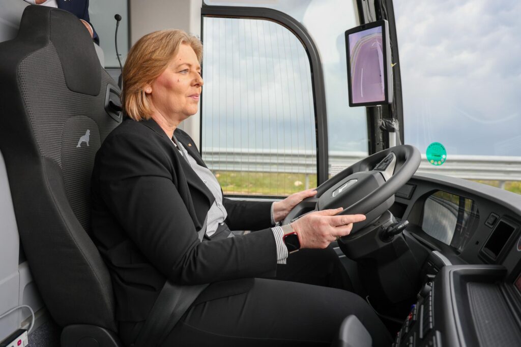 Almanya Bakanı Bas, MAN Türkiye’de eCoach’u Test Etti
