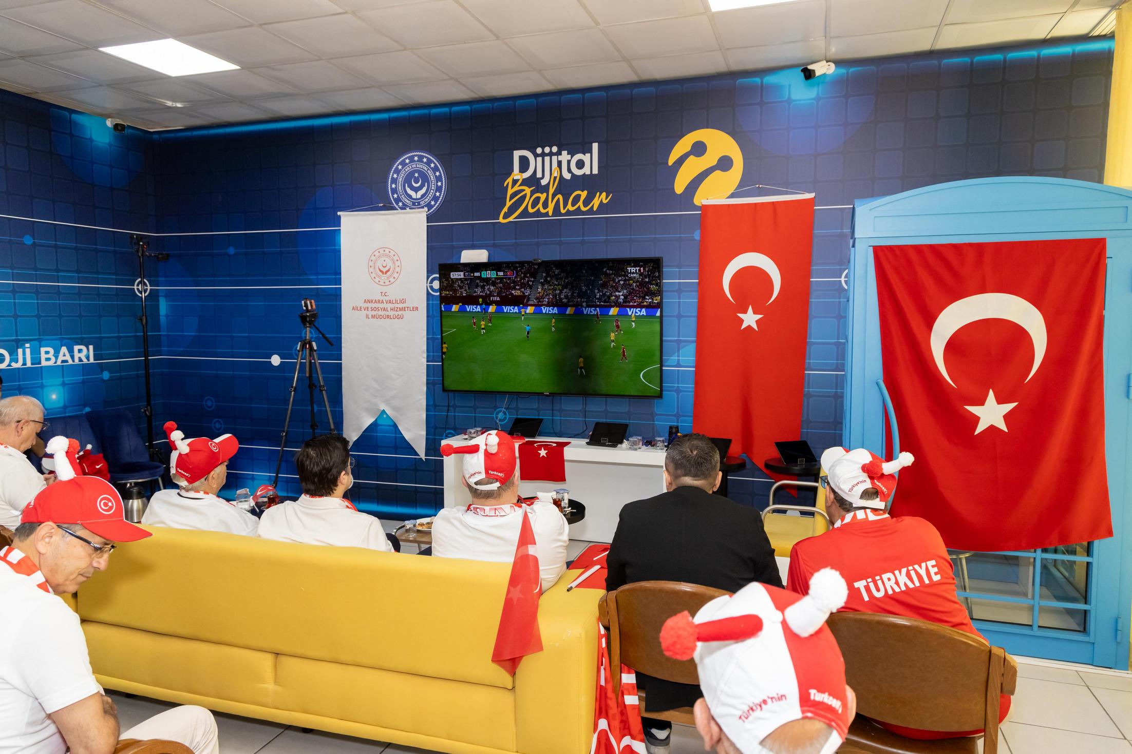 Kapadokya’da Turkcell etkinliğinde Türk bayraklarıyla milli maç coşkusu