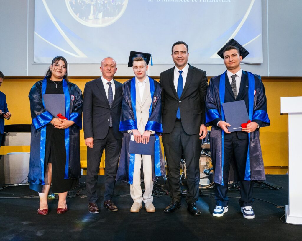 Dilek Sabancı Lisesi’nde 50 Cumhuriyet Altını Dağıtıldı