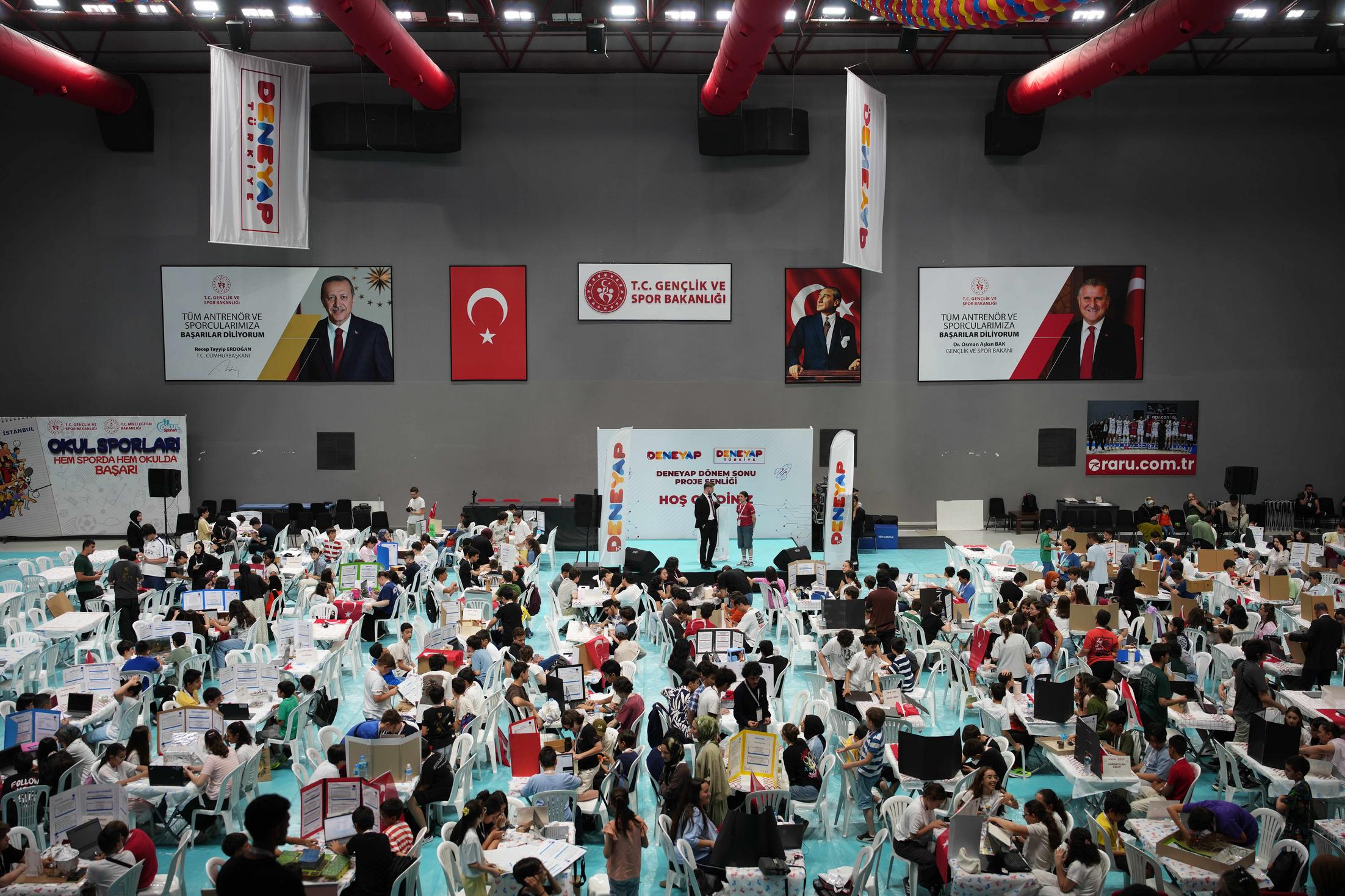 Öğrencilerin Akıllı Kapsülde Yaşam temalı proje sunumları