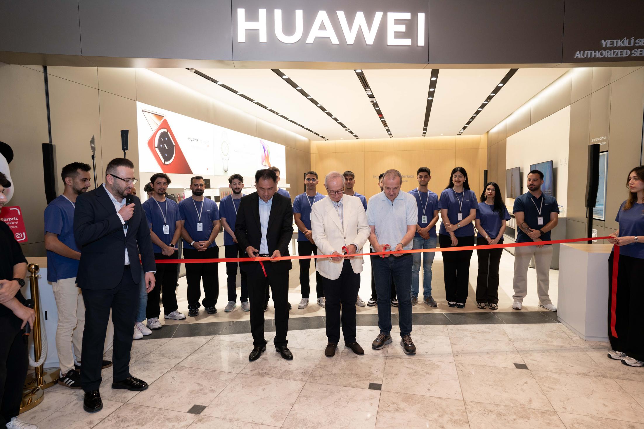 HUAWEI Marmara Forum deneyim mağazası açılışı