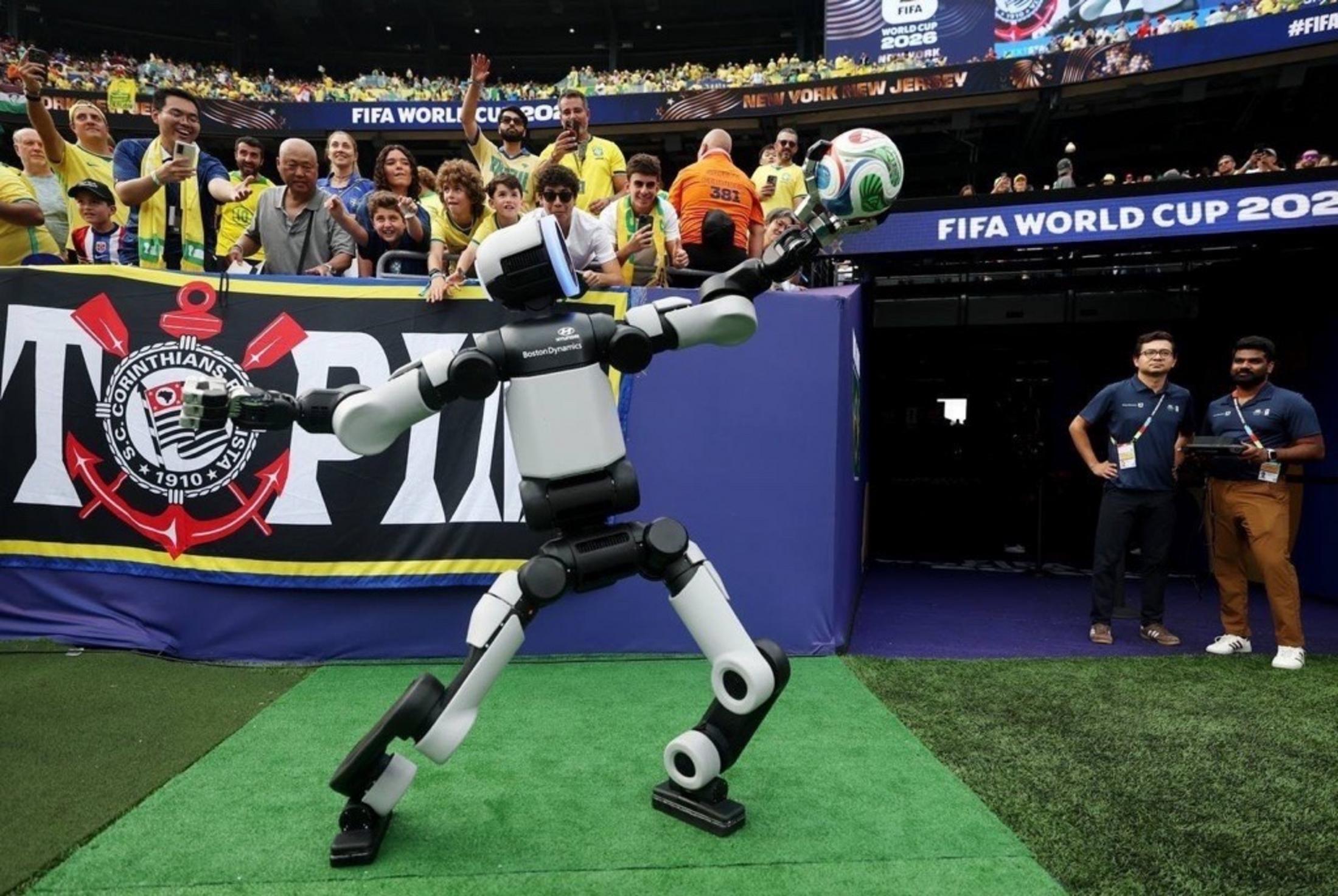 Hyundai’nin Atlas insansı robotu FIFA Dünya Kupası 2026 sahasında