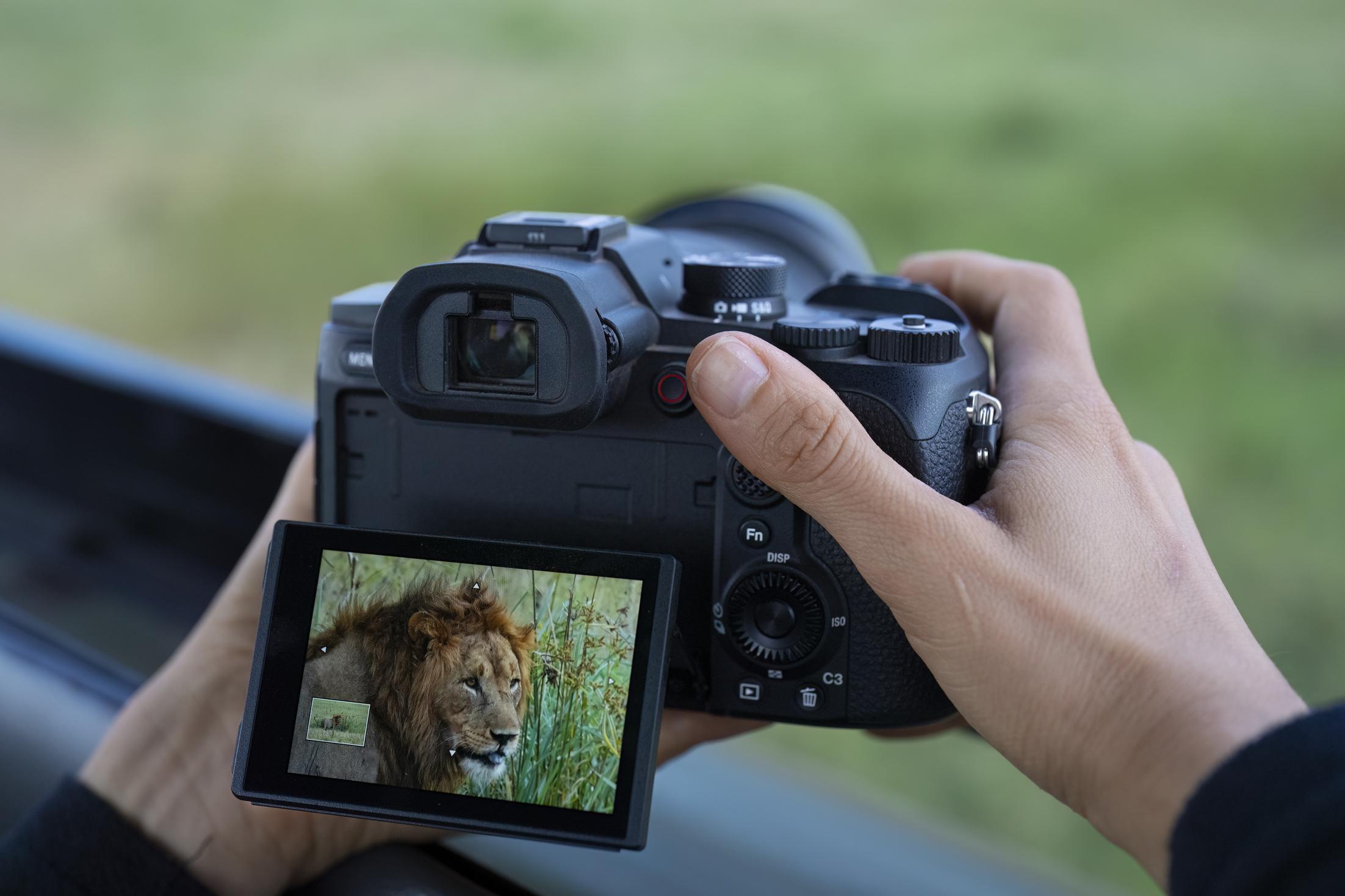 Sony RX10 Mark V görseli 1