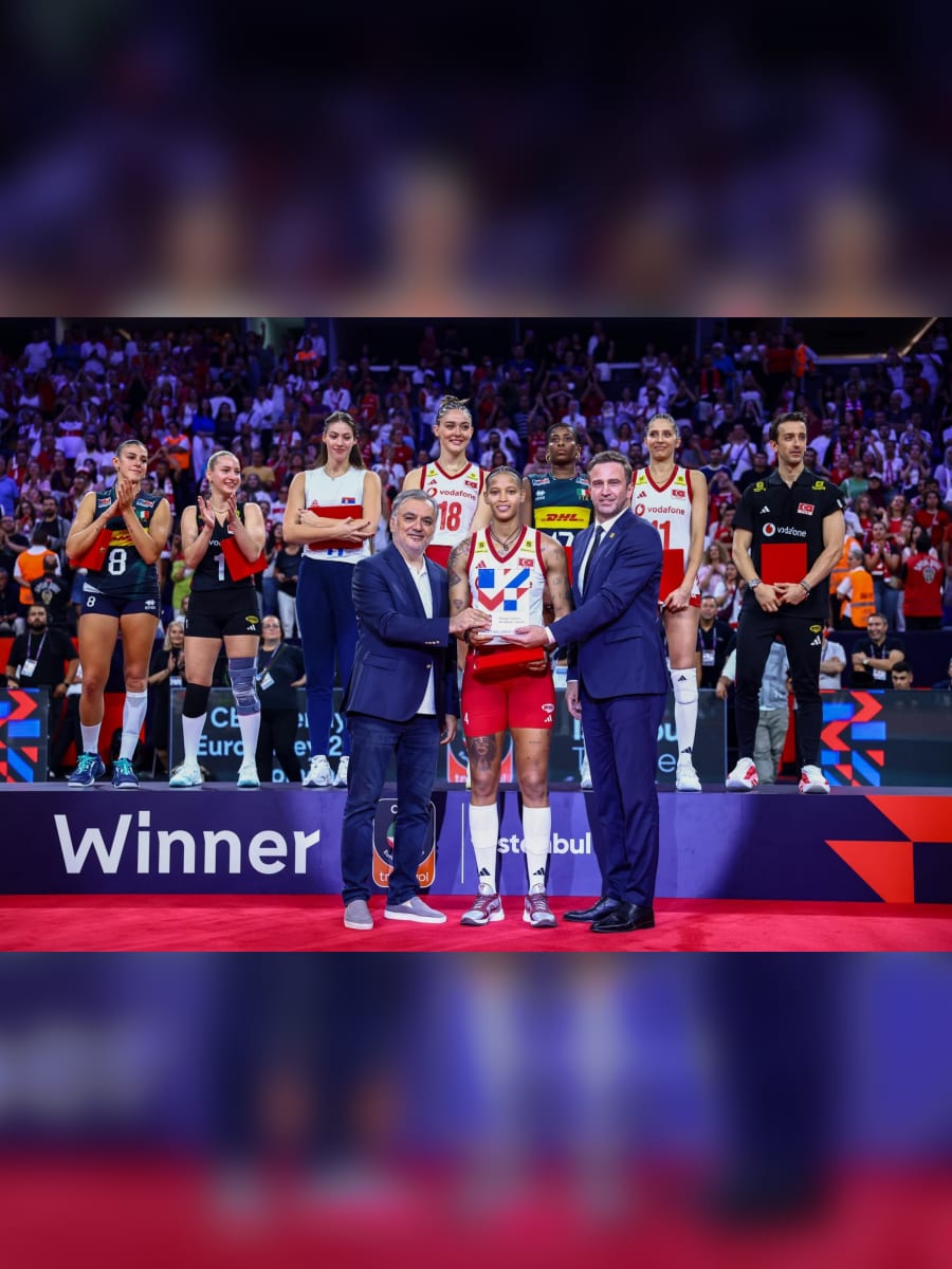 Roko Sikirić ve Sinan Cem Şahin, Melissa Vargas’a MVP ödülünü takdim ediyor